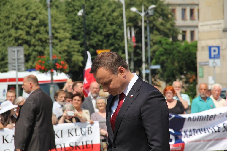 Prezydent Andrzej Duda składa wieniec przed pomnikiem W. Korfantego w Katowicach