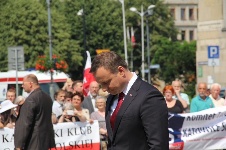 Prezydent Andrzej Duda składa wieniec przed pomnikiem W. Korfantego w Katowicach