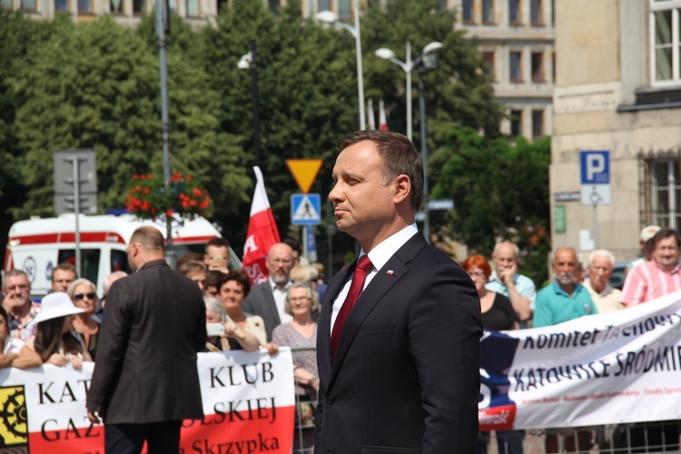 Prezydent Andrzej Duda składa wieniec przed pomnikiem W. Korfantego w Katowicach