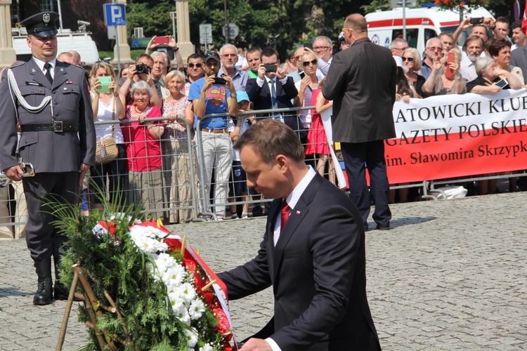 Prezydent Andrzej Duda składa wieniec przed pomnikiem W. Korfantego w Katowicach