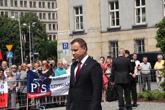 Prezydent Andrzej Duda składa wieniec przed pomnikiem W. Korfantego w Katowicach