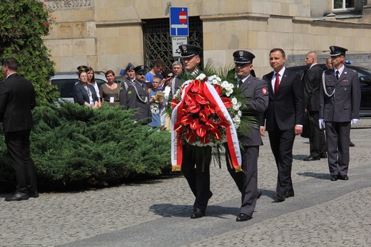 Prezydent Andrzej Duda składa wieniec przed pomnikiem W. Korfantego w Katowicach