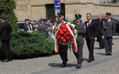 Prezydent Andrzej Duda składa wieniec przed pomnikiem W. Korfantego w Katowicach