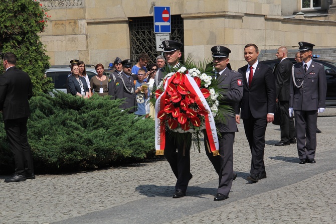 Prezydent Andrzej Duda składa wieniec przed pomnikiem W. Korfantego w Katowicach