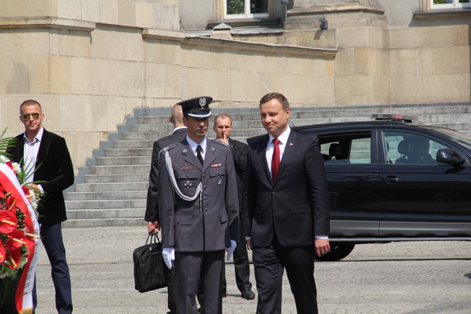 Prezydent Andrzej Duda składa wieniec przed pomnikiem W. Korfantego w Katowicach