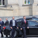 Prezydent Andrzej Duda składa wieniec przed pomnikiem W. Korfantego w Katowicach