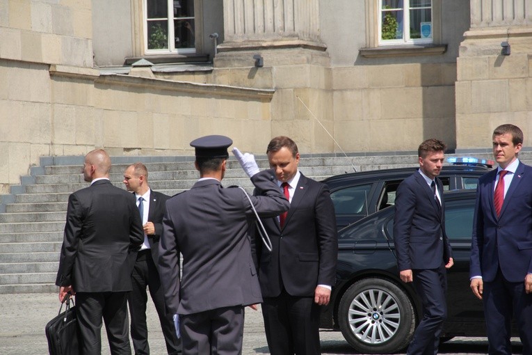 Prezydent Andrzej Duda składa wieniec przed pomnikiem W. Korfantego w Katowicach