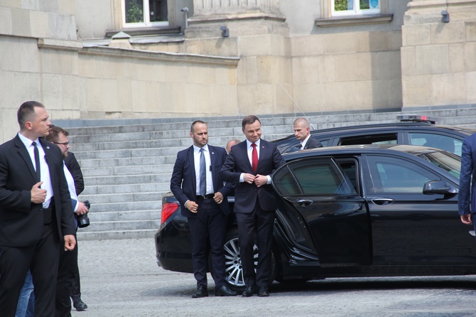 Prezydent Andrzej Duda składa wieniec przed pomnikiem W. Korfantego w Katowicach