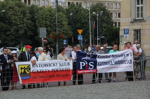 Prezydent Andrzej Duda składa wieniec przed pomnikiem W. Korfantego w Katowicach