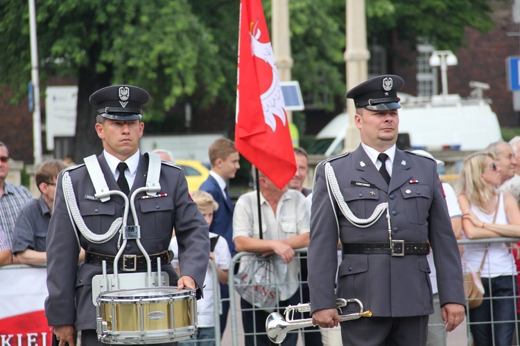 Prezydent Andrzej Duda składa wieniec przed pomnikiem W. Korfantego w Katowicach