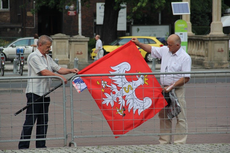 Prezydent Andrzej Duda składa wieniec przed pomnikiem W. Korfantego w Katowicach