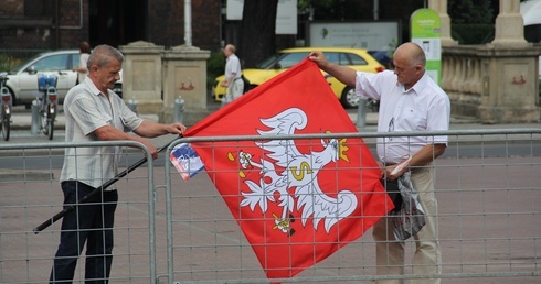 Prezydent Andrzej Duda składa wieniec przed pomnikiem W. Korfantego w Katowicach