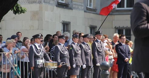 Prezydent Andrzej Duda składa wieniec przed pomnikiem J. Piłsudskiego w Katowicach