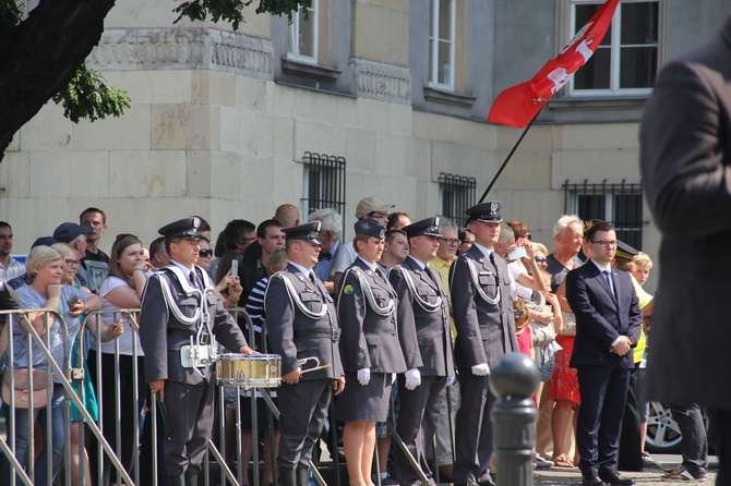 Prezydent Andrzej Duda składa wieniec przed pomnikiem J. Piłsudskiego w Katowicach