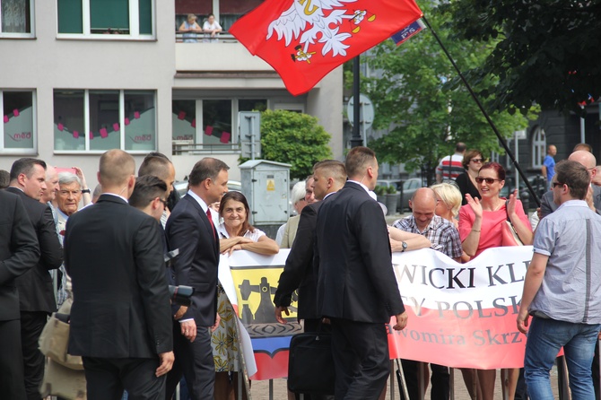 Prezydent Andrzej Duda składa wieniec przed pomnikiem J. Piłsudskiego w Katowicach