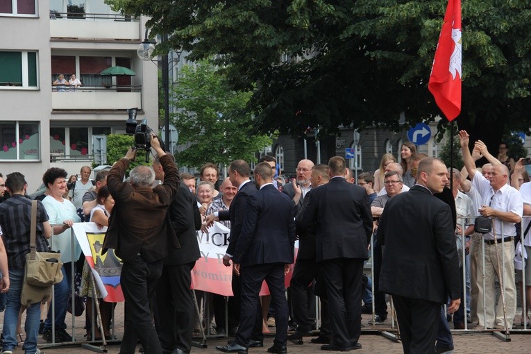 Prezydent Andrzej Duda składa wieniec przed pomnikiem J. Piłsudskiego w Katowicach
