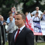 Prezydent Andrzej Duda składa wieniec przed pomnikiem J. Piłsudskiego w Katowicach