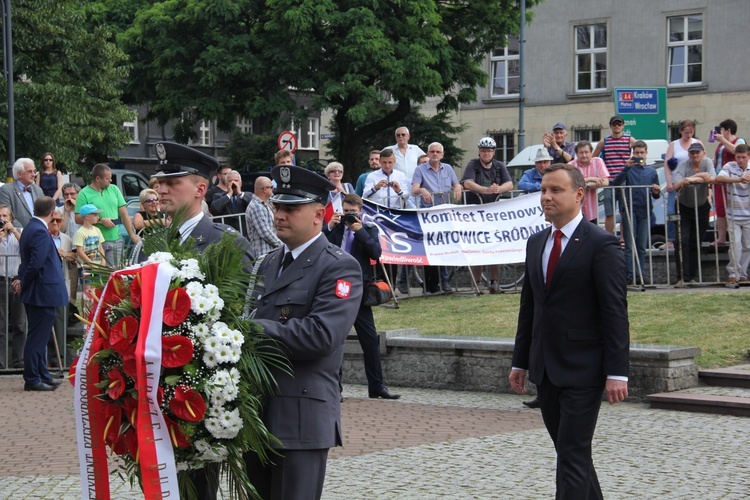 Prezydent Andrzej Duda składa wieniec przed pomnikiem J. Piłsudskiego w Katowicach