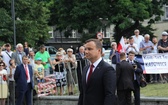 Prezydent Andrzej Duda składa wieniec przed pomnikiem J. Piłsudskiego w Katowicach