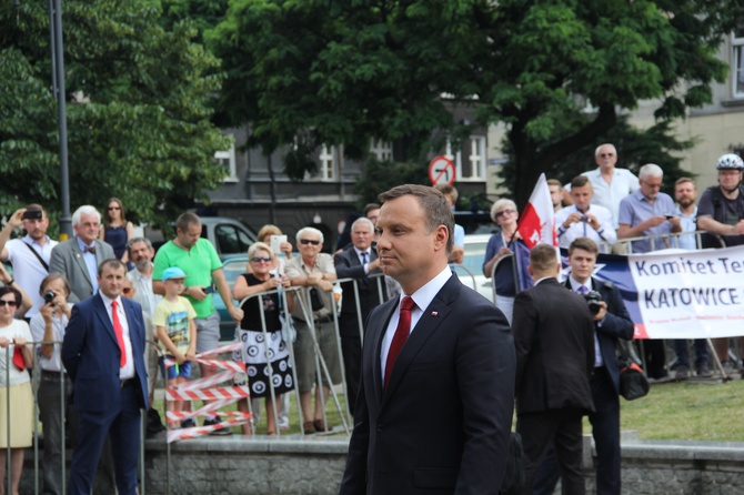 Prezydent Andrzej Duda składa wieniec przed pomnikiem J. Piłsudskiego w Katowicach