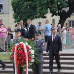 Prezydent Andrzej Duda składa wieniec przed pomnikiem J. Piłsudskiego w Katowicach