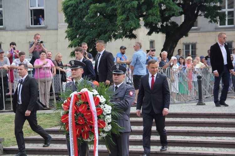 Prezydent Andrzej Duda składa wieniec przed pomnikiem J. Piłsudskiego w Katowicach