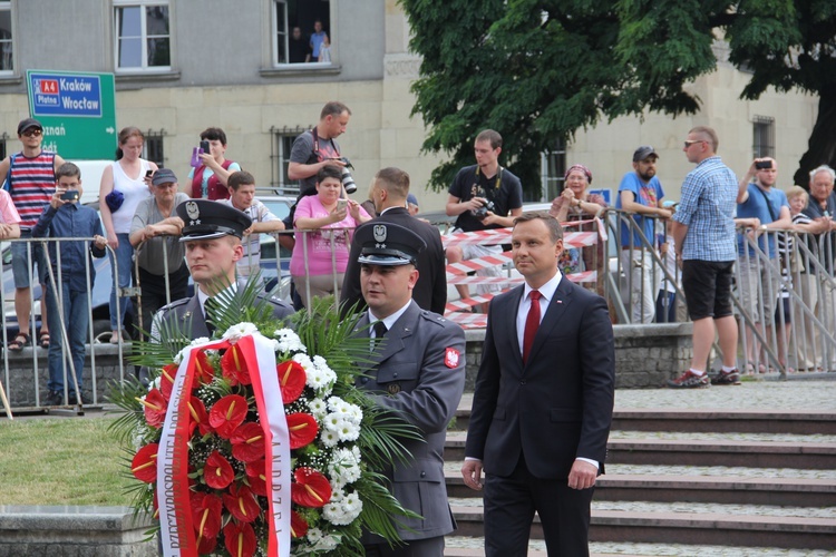 Prezydent Andrzej Duda składa wieniec przed pomnikiem J. Piłsudskiego w Katowicach