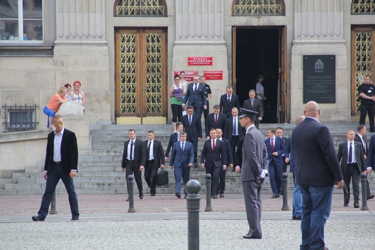 Prezydent Andrzej Duda składa wieniec przed pomnikiem J. Piłsudskiego w Katowicach