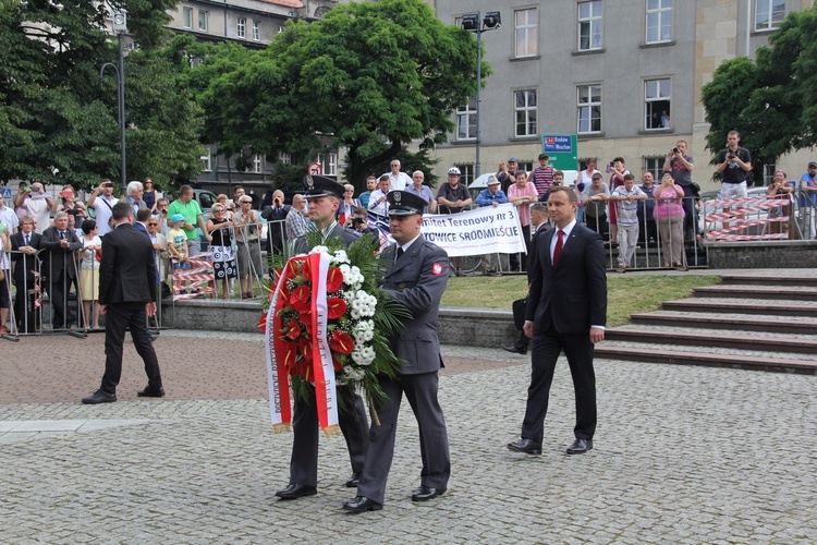 Prezydent Andrzej Duda składa wieniec przed pomnikiem J. Piłsudskiego w Katowicach