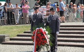 Prezydent Andrzej Duda składa wieniec przed pomnikiem J. Piłsudskiego w Katowicach