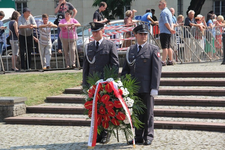 Prezydent Andrzej Duda składa wieniec przed pomnikiem J. Piłsudskiego w Katowicach