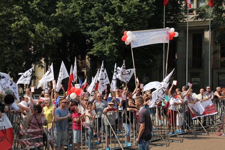 Prezydent Andrzej Duda składa wieniec przed pomnikiem J. Piłsudskiego w Katowicach