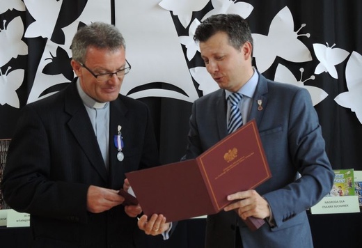 Order "Obrońcy godności dzieci" dla ks. Sadkiewicza