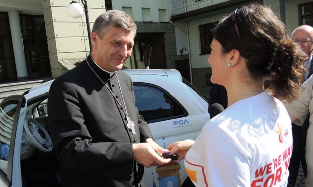 Bożena Hajduk przyjmuje kluczyki do auta od bpa R. Pindla