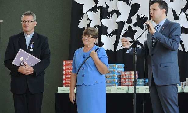 Ks. Piotr Sadkiewicz, dyrektor Anna Zoń z Siennej i rzecznik praw dziecka Marek Michalak