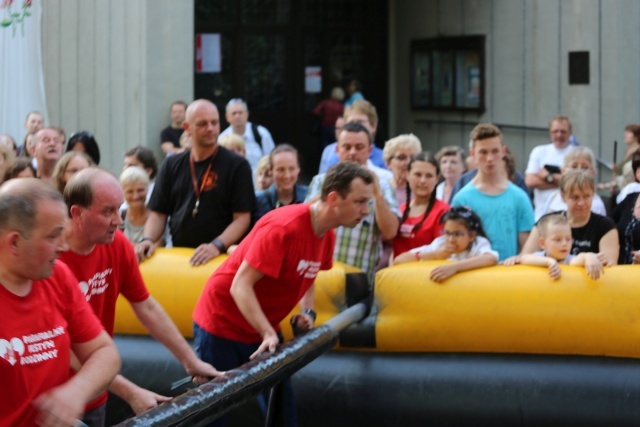 Piknik rodzinny w bielskiej parafii NSPJ 2016