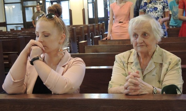 86-letnia Janina Kowalska ze wnuczką Kamilą