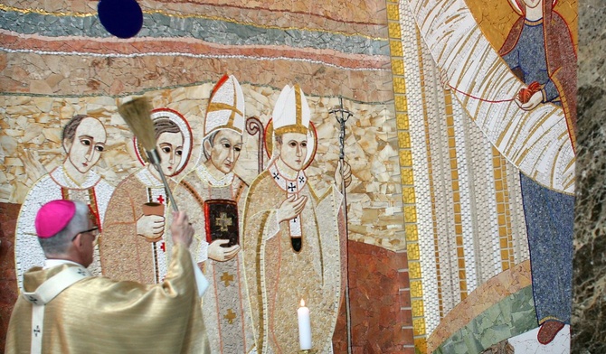 Abp Wiktor Skworc błogosławi kaplicę z wizerunkiem Maryi - Jutrzenki Wolności