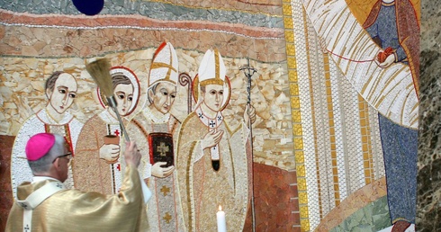 Abp Wiktor Skworc błogosławi kaplicę z wizerunkiem Maryi - Jutrzenki Wolności
