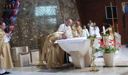 Abp Skworc błogosławi wizerunek Niepokalanej Jutrzenki Wolności w Katowicach
