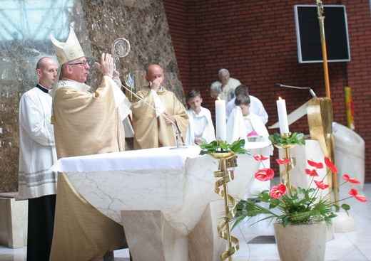 Abp Skworc błogosławi wizerunek Niepokalanej Jutrzenki Wolności w Katowicach