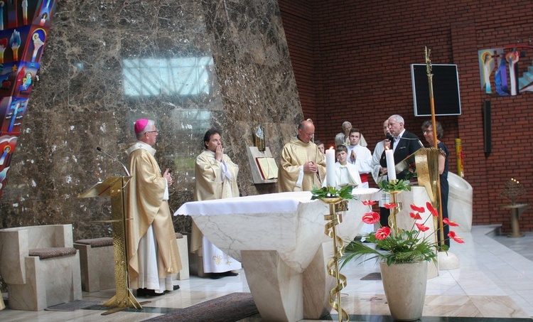 Abp Skworc błogosławi wizerunek Niepokalanej Jutrzenki Wolności w Katowicach