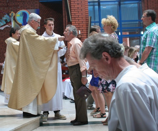 Abp Skworc błogosławi wizerunek Niepokalanej Jutrzenki Wolności w Katowicach