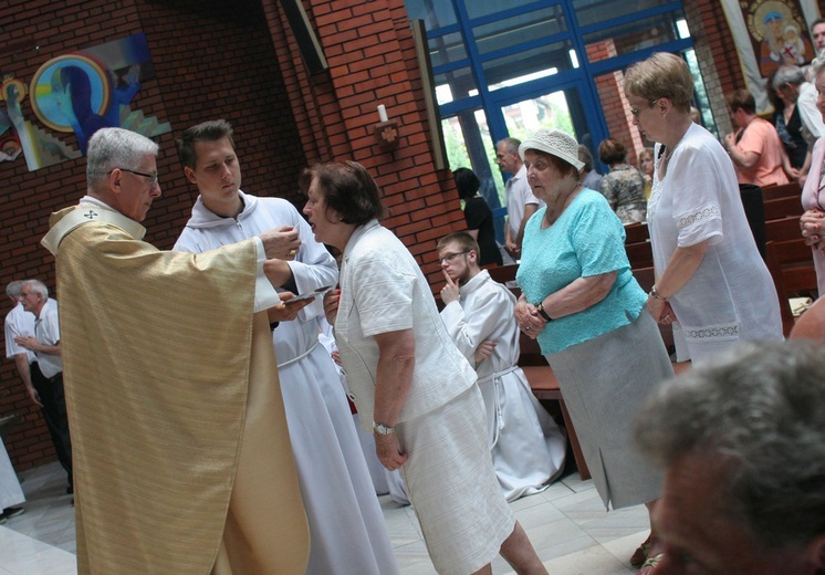 Abp Skworc błogosławi wizerunek Niepokalanej Jutrzenki Wolności w Katowicach