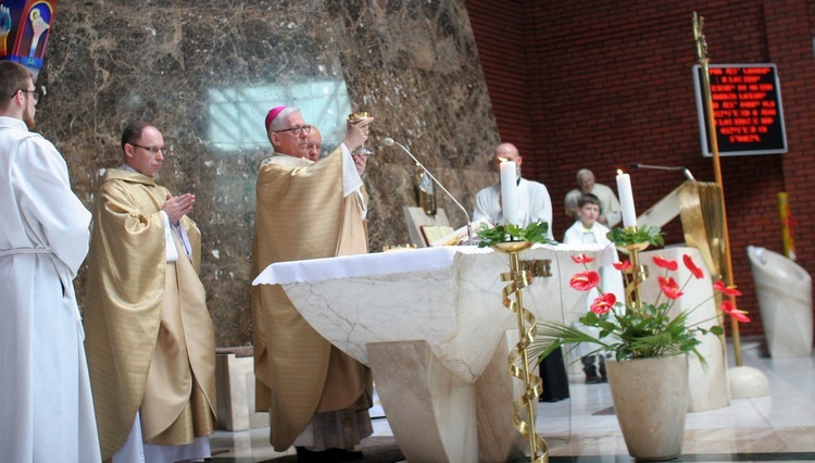 Abp Skworc błogosławi wizerunek Niepokalanej Jutrzenki Wolności w Katowicach