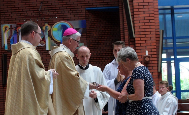 Abp Skworc błogosławi wizerunek Niepokalanej Jutrzenki Wolności w Katowicach