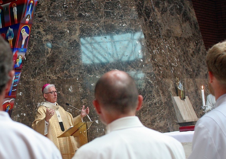 Abp Skworc błogosławi wizerunek Niepokalanej Jutrzenki Wolności w Katowicach