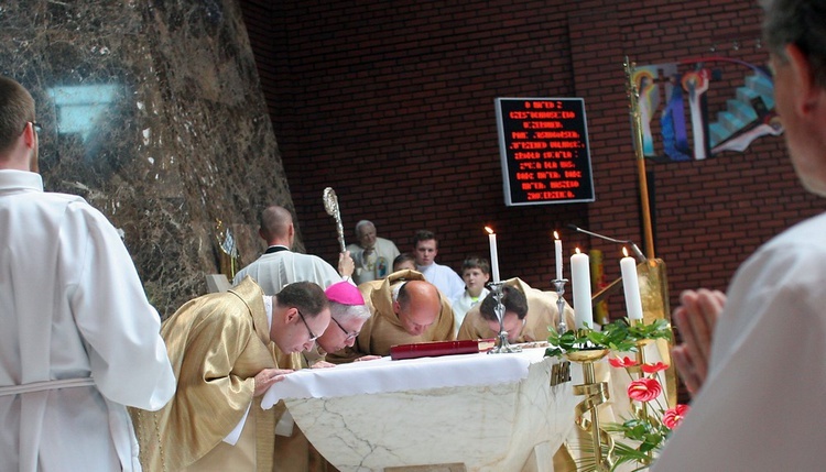 Abp Skworc błogosławi wizerunek Niepokalanej Jutrzenki Wolności w Katowicach