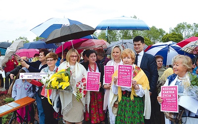 Nie zapominają też o wsparciu duchownym. Niedawno pielgrzymowały do Ludźmierza, trzymając w ręku Różową Kartkę Życia.