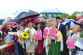 Nie zapominają też o wsparciu duchownym. Niedawno pielgrzymowały do Ludźmierza, trzymając w ręku Różową Kartkę Życia.